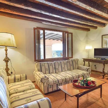 Pet Friendly In With Kitchen